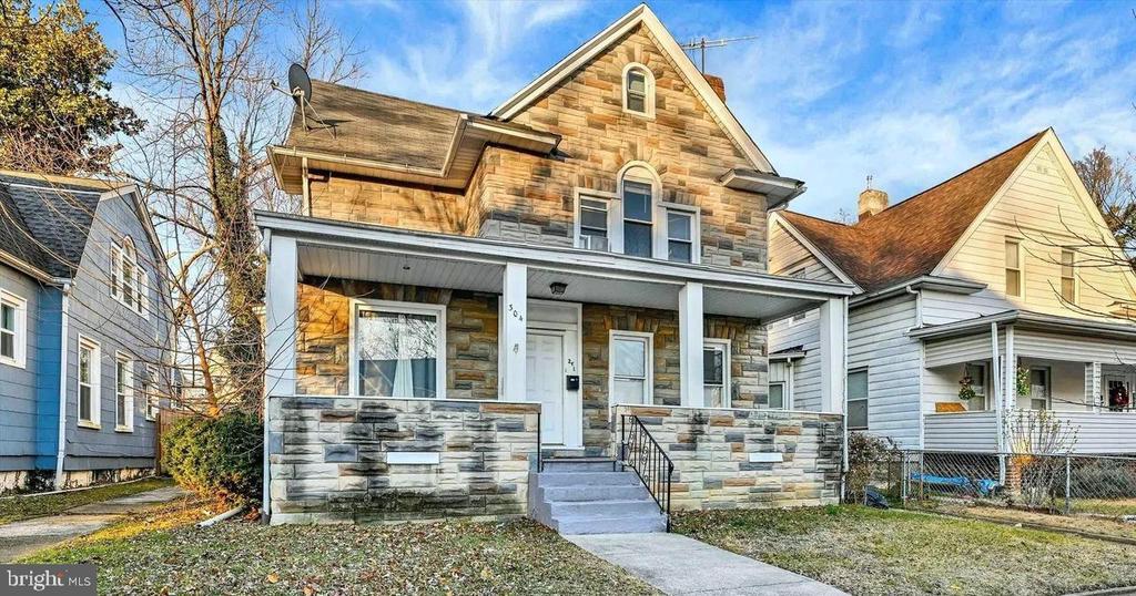 Photo - 304 Collins Ave