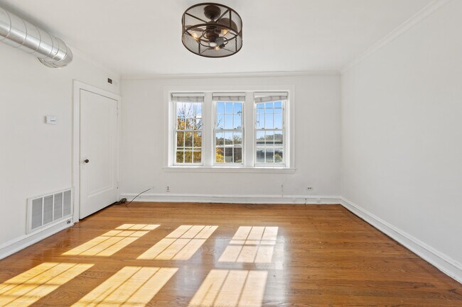 Photo - 3050 W Cornelia Ave Apartments Unit 3