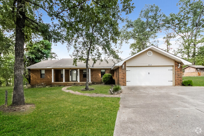 Building Photo - Lovely Three Bedroom Rental