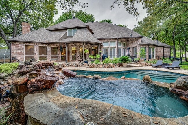 Building Photo - 100 Oak Forest Ln