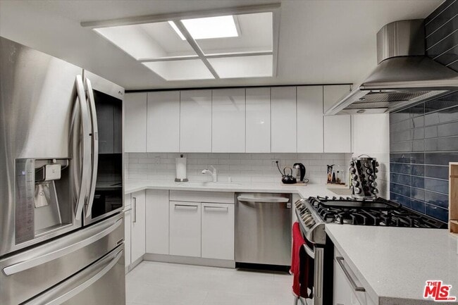 Building Photo - 108 W Maple St Unit 27