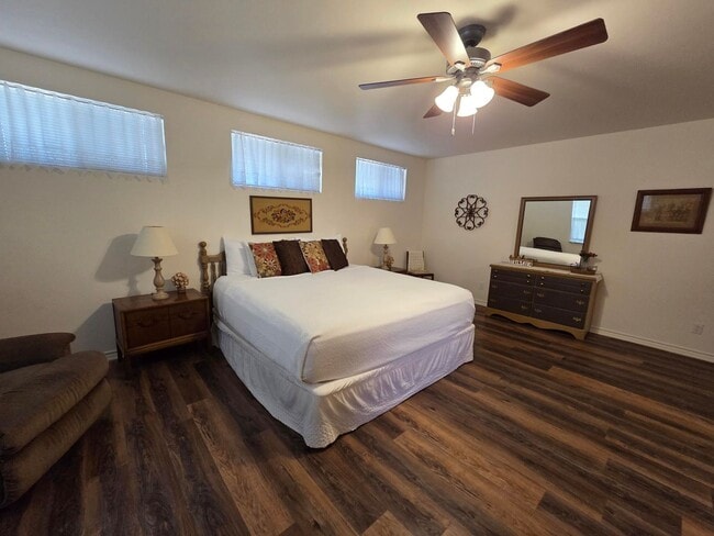 Photo - FOR LEASE!! Great location!