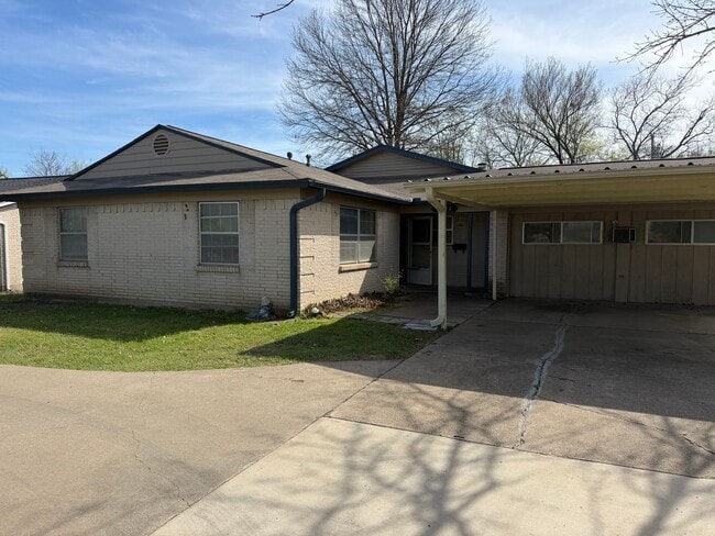 Building Photo - 2536 W Rochelle Rd