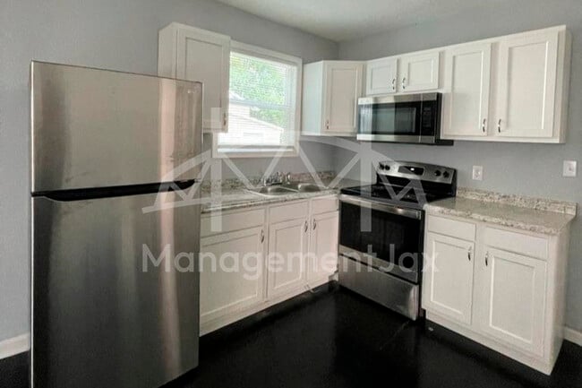 Photo - 2325 Westbrook Cir N