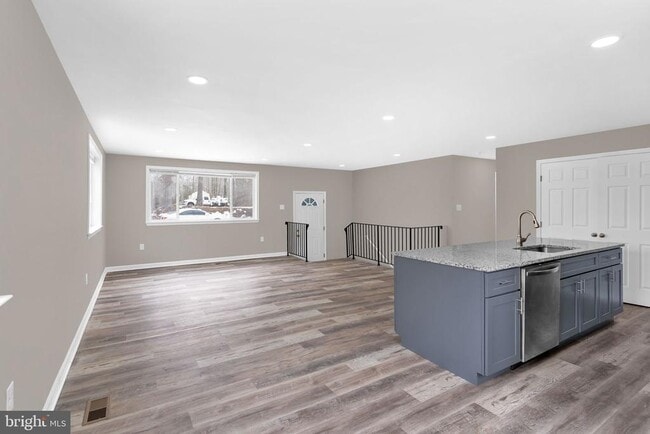 Building Photo - 383 Sollers Wharf Rd