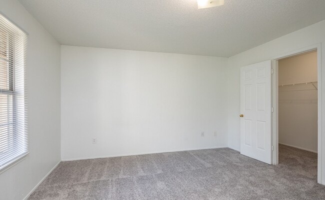 Photo - 100 Remington Dr