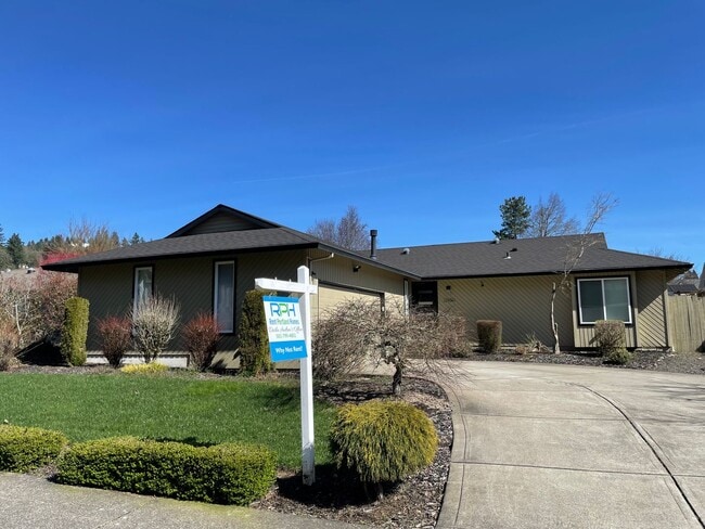 Photo - Beautiful 3 Bed 2 Bath House in Happy Valley!! A/C, Additional Living Area, Great for Entertaining!!