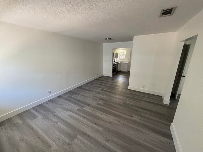 Photo - 880 SE 12th St