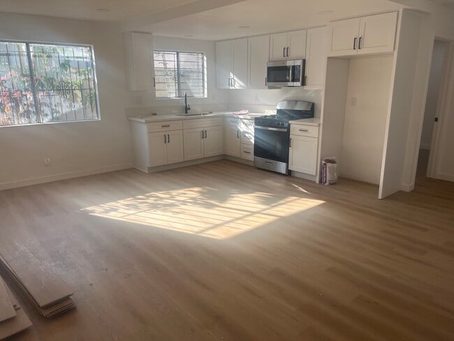 Building Photo - 1141 N Berendo St Unit 1.5 Rental