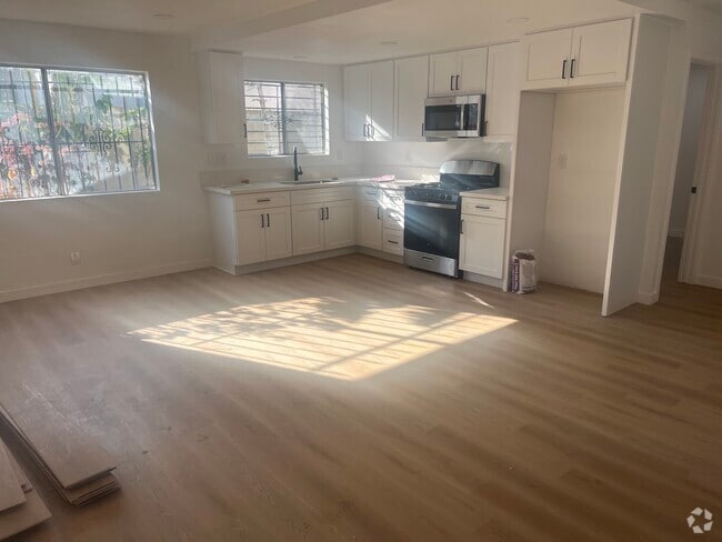 Building Photo - 1141 N Berendo St Unit 1.5 Rental