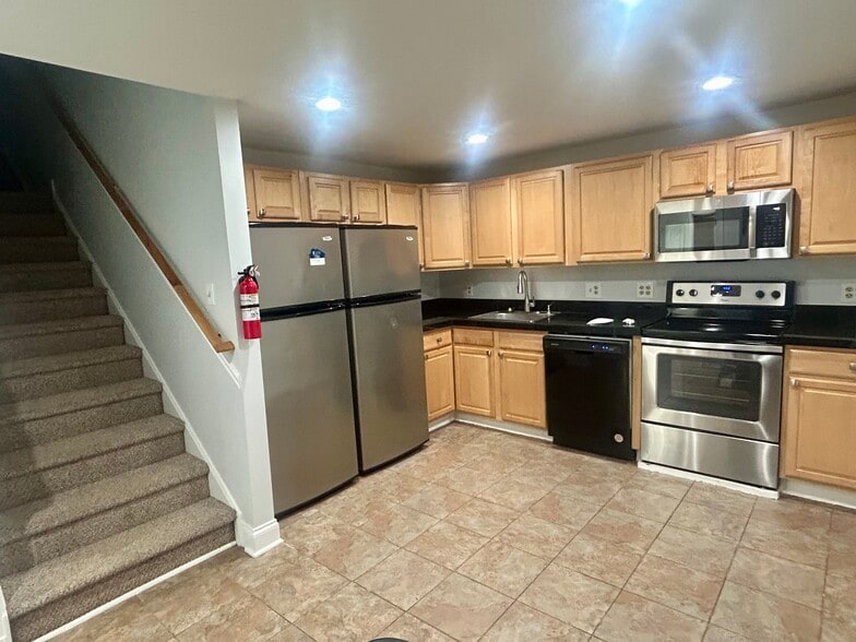 roomy eat in kitchen w/2 stainless refrigerators