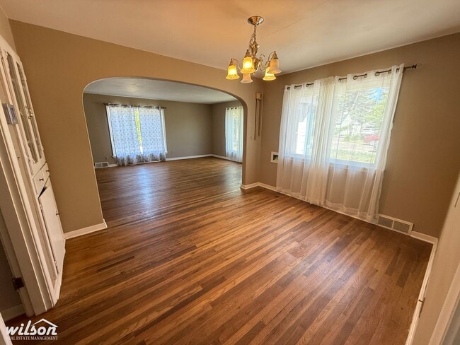 Photo - West Yakima 3-Bedroom Home with Spacious Living Areas