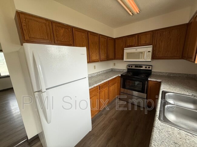 Photo - 612 E 6th St