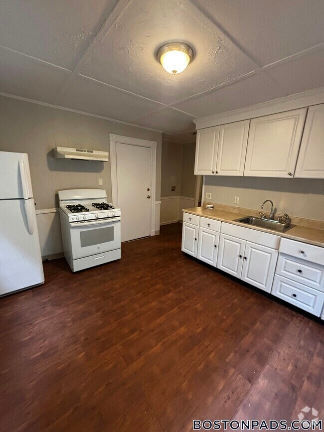 Building Photo - 45 Sturbridge St Rental