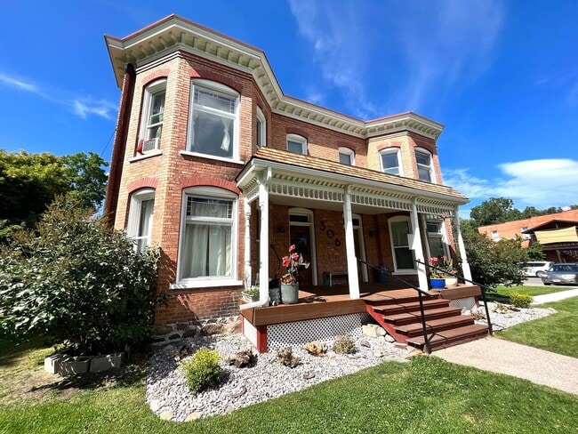 Photo - Light Filled Top Floor 1 Bedroom in Unbeatable Hip Strip Location! Unidad B201
