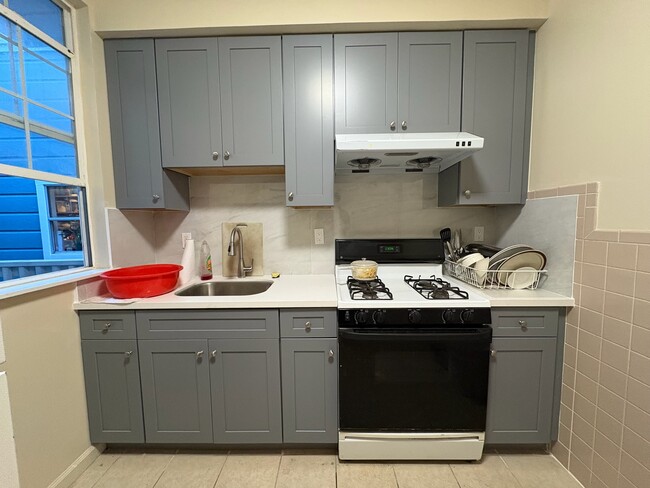 Newly installed kitchen cabinets (shared with 1 other tenant) - 453 20th Ave Apartamentos Unidad 453 20th Ave