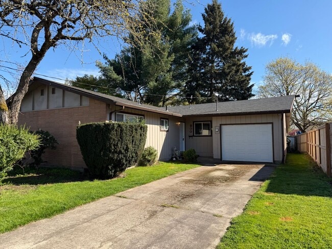 Building Photo - 800 NE 15th St