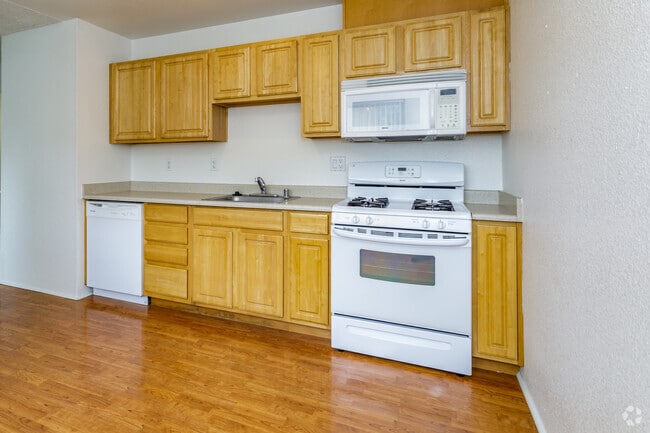 2BR, 1BA - 908SF - The Drake and Anderson Court