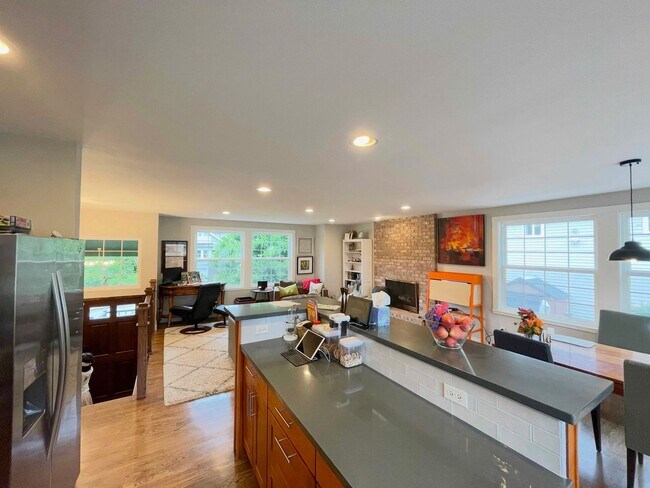 Photo - Spacious Corner-Lot Home 4 bed 3 bath – Green Lake, Seattle, WA