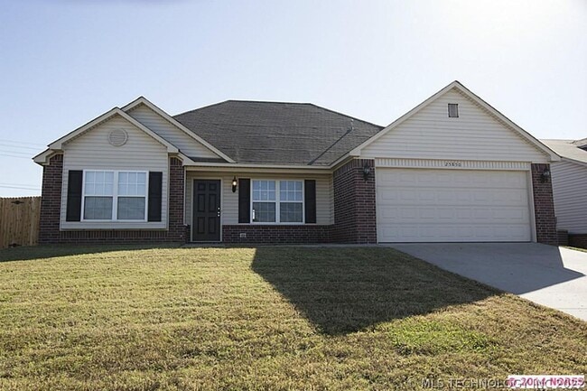 Building Photo - Beautiful 3 Bed 2 Bath Home with New Plank...