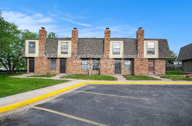 Building Photo - Townhome with a Bedroom Balcony Overlooking Lake Tapawingo