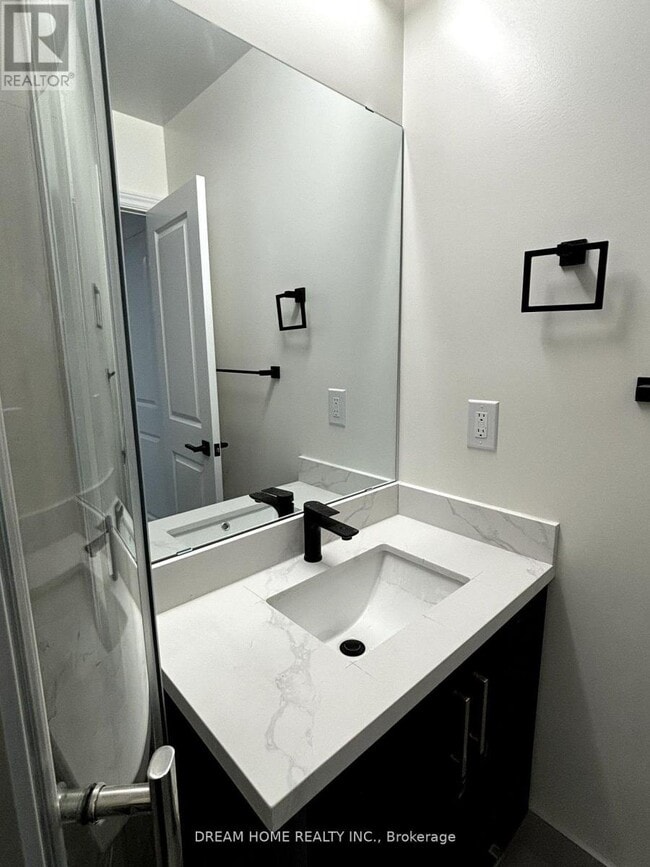 Photo - 643 Bathurst St