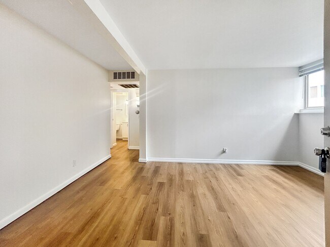 Photo - $0 DEPOSIT OPTION!!! CHARMING GARDEN-LEVEL... Unidad 7 Rental