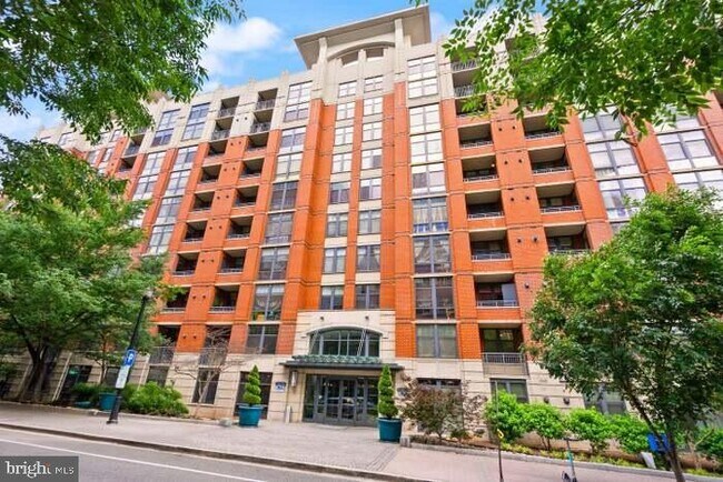 Building Photo - 1021 N Garfield St Unit 745