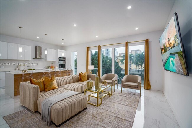 Photo - 1004 N Riverside Dr