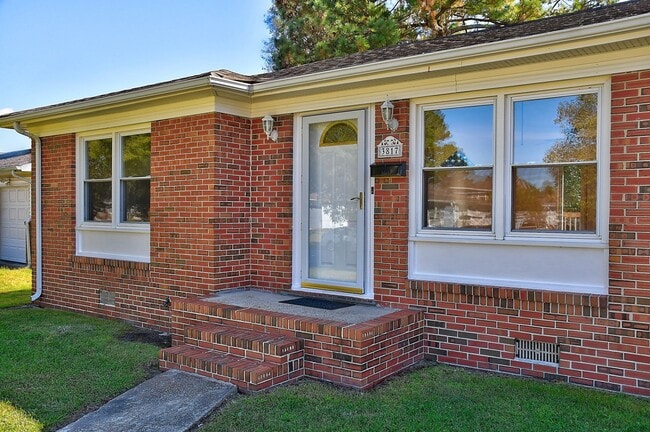 Photo - 3 BDRM / 2.5 BATH with FENCED BACKYARD - WINDSOR WOODS!