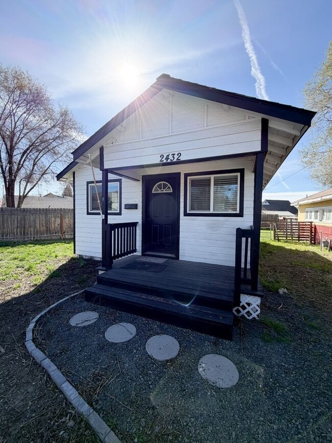 Building Photo - 2 Bedroom, 1 Bathroom Home