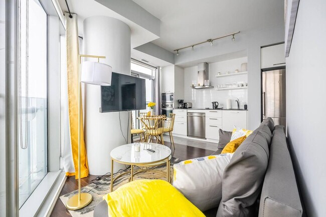 Photo - 19 Grand Trunk Crescent Unit ID1037071P