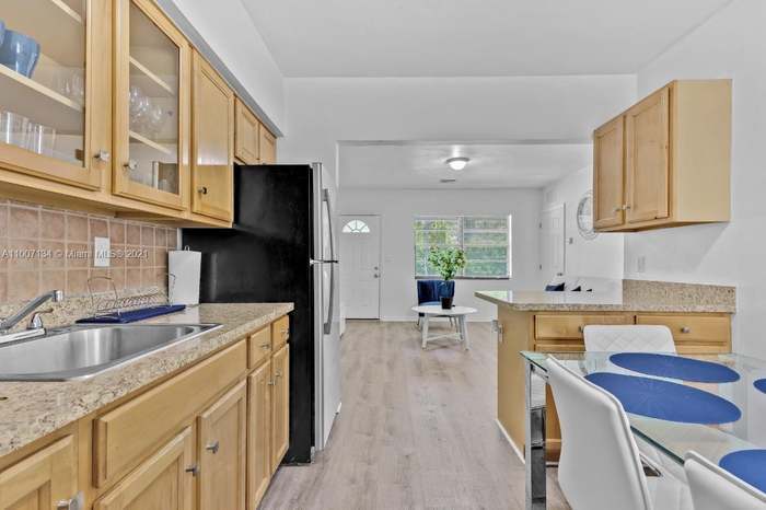 Private patio department - 715 NE 92nd St (Miami Shores, FL)