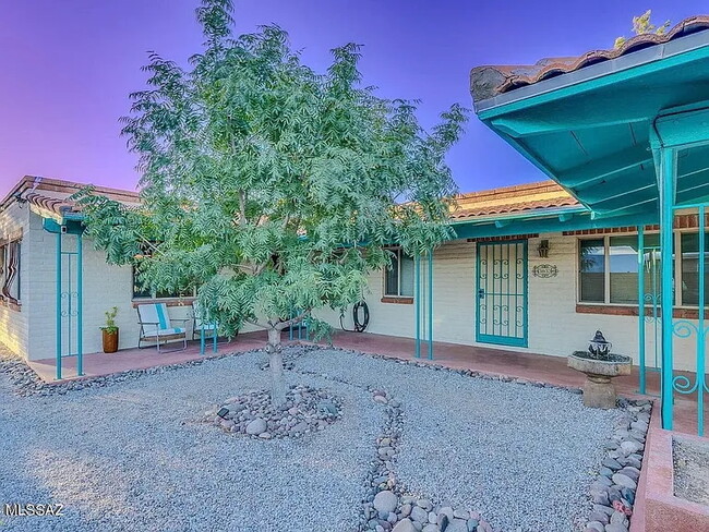 Building Photo - 3033 N Cherry Ave Unit 3033