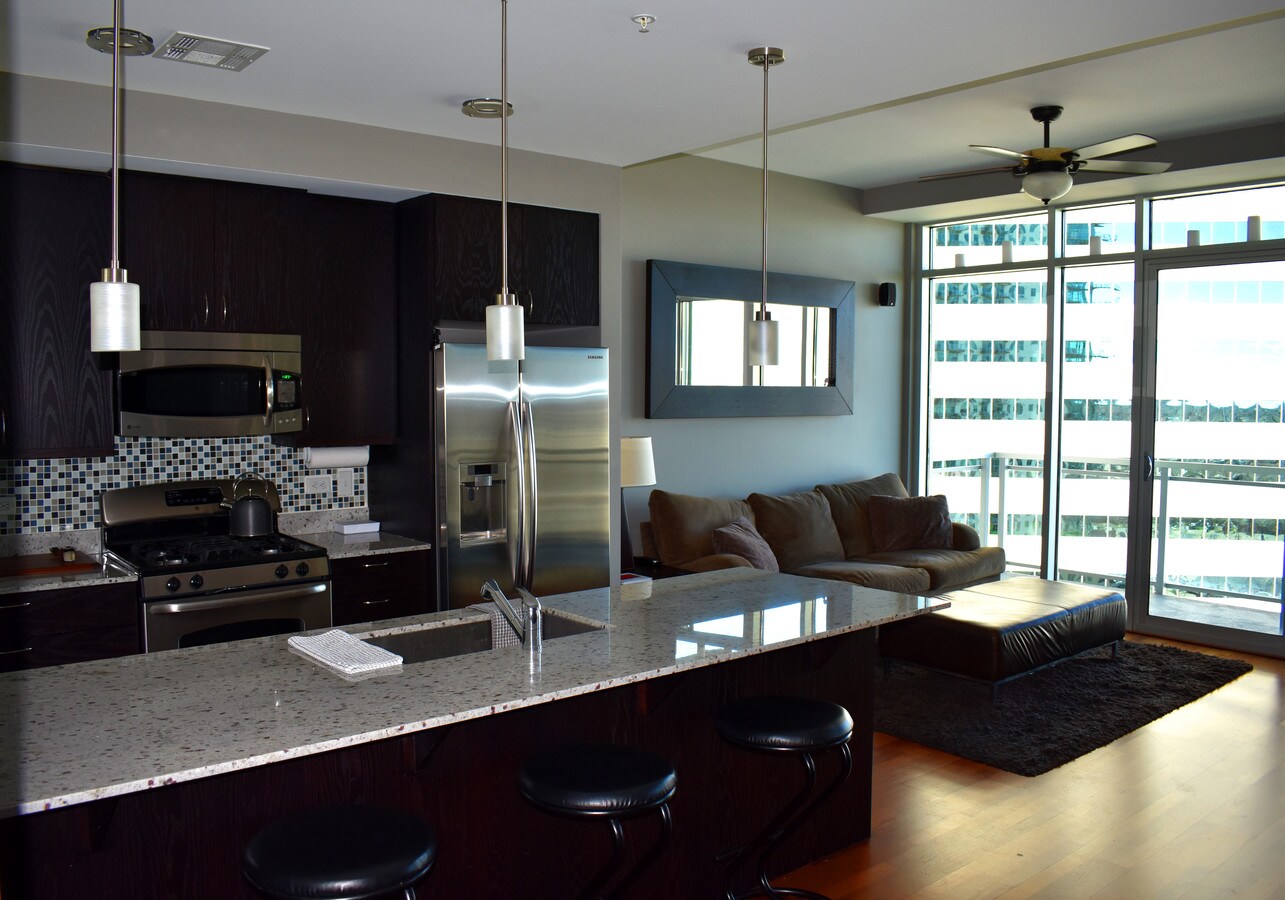 Open kitchen and living room - 2001 Lincoln St Condo