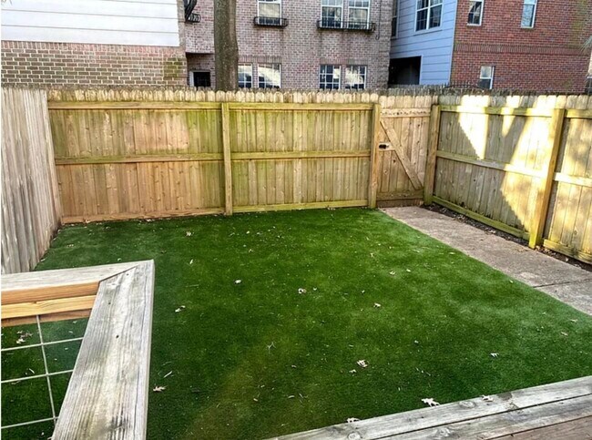 Photo - 5233 Blossom St