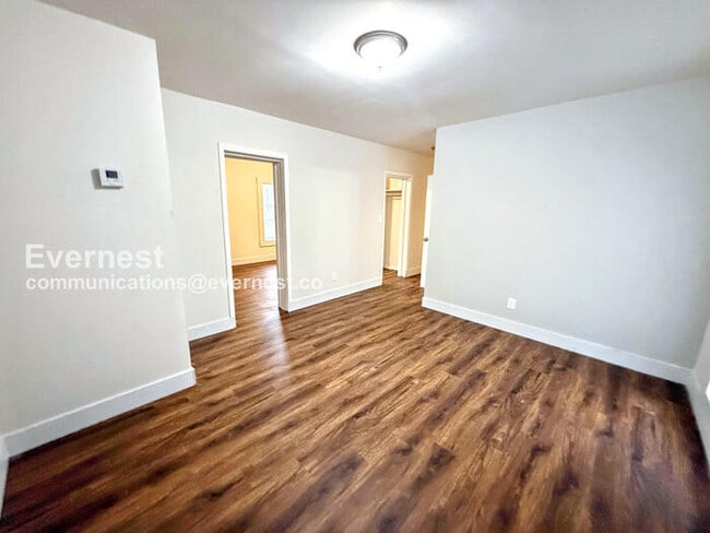 Photo - 207 9th Ave W