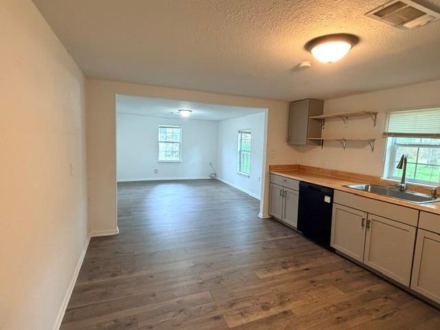 927 W Baker St