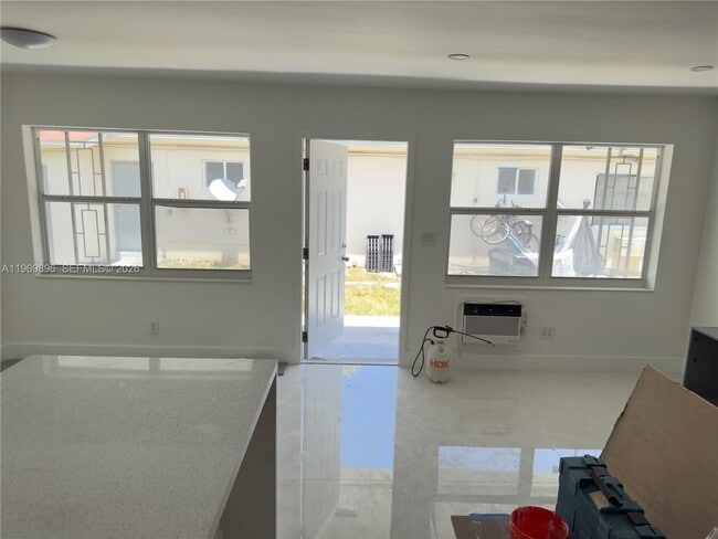 Photo - 2191 NE 167th St Unidad 4