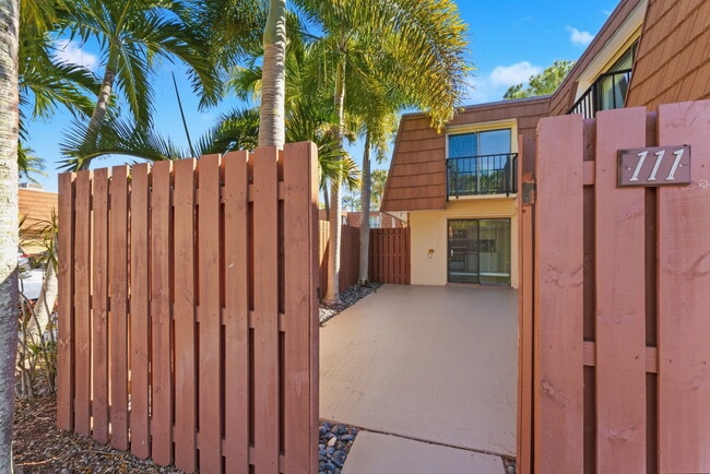 Building Photo - 1525 Augusta Cir