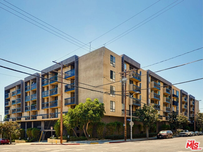 Building Photo - 7320 Hawthorn Ave Unit 222