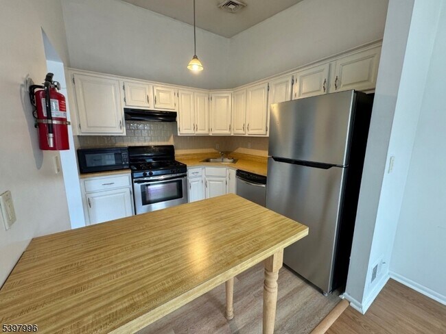 Photo - 410 Spruce Hills Dr