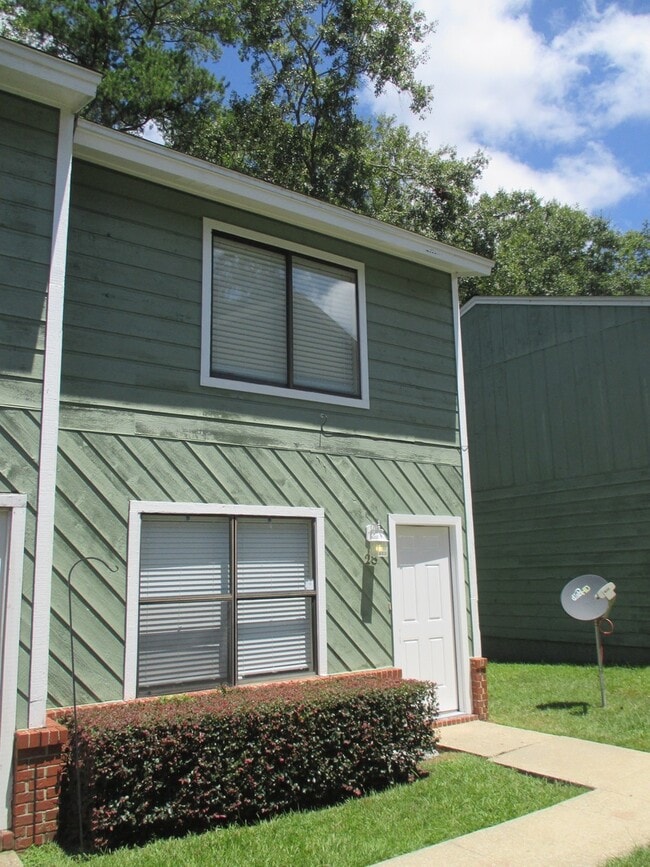 Building Photo - Large 2/1.5 Townhouse Minutes From FSU...Available August 15, 2026.
