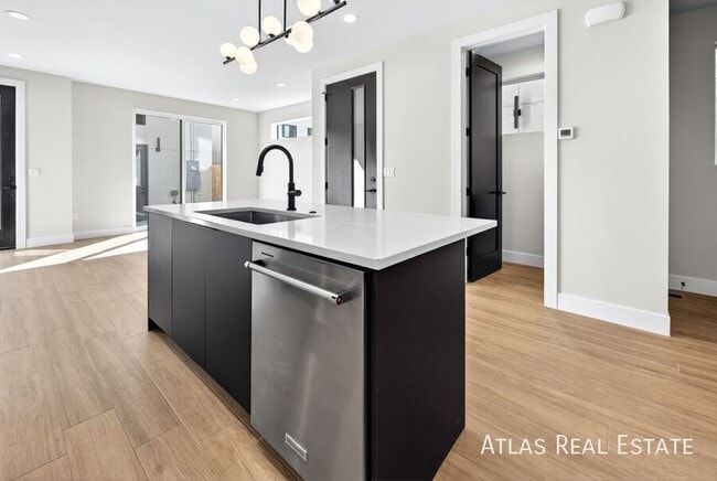 Building Photo - 830 Cherry St Unit 2