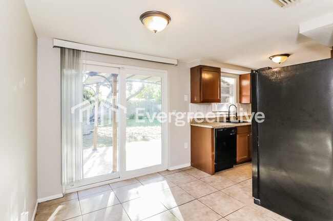 Photo - 3430 Peterborough St