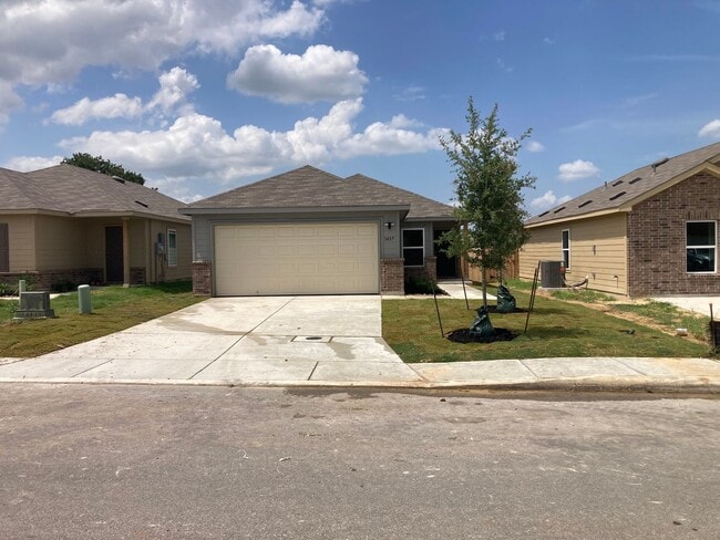 Building Photo - 3 Bedroom/2 Bathroom Lonesome Dove Rental