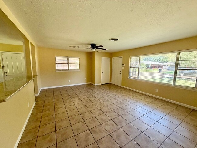Photo - Move-In Ready in Shreveport - Anderson Island Subdivision - 3 br 1.5 ba home for lease