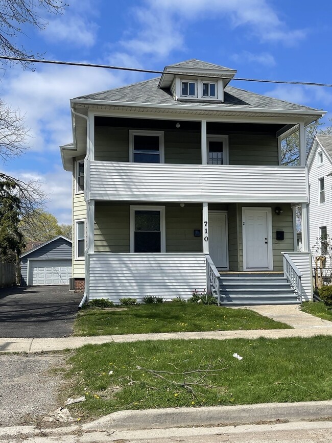 Building Photo - 710 N Poplar St Unit 2 Rental