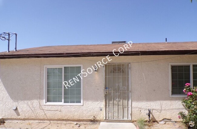 Building Photo - 2 Bedroom Duplex for Rent in Barstow Unit B Rental