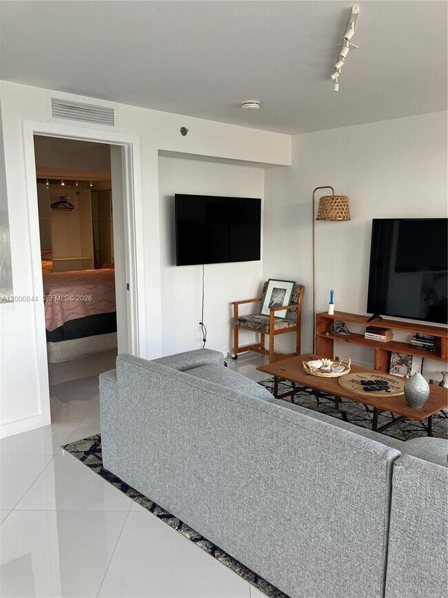 Photo - 555 NE 15th St Unidad 19K